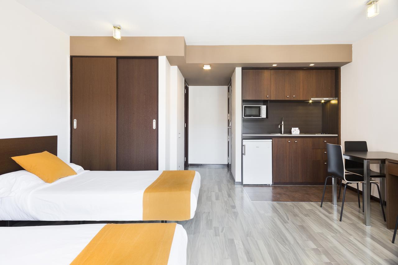 Ginosi Basics Centric Apartel Castelldefels Bagian luar foto
