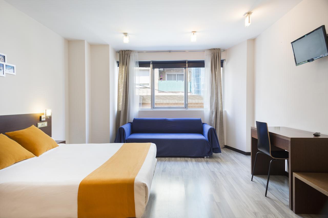 Ginosi Basics Centric Apartel Castelldefels Bagian luar foto