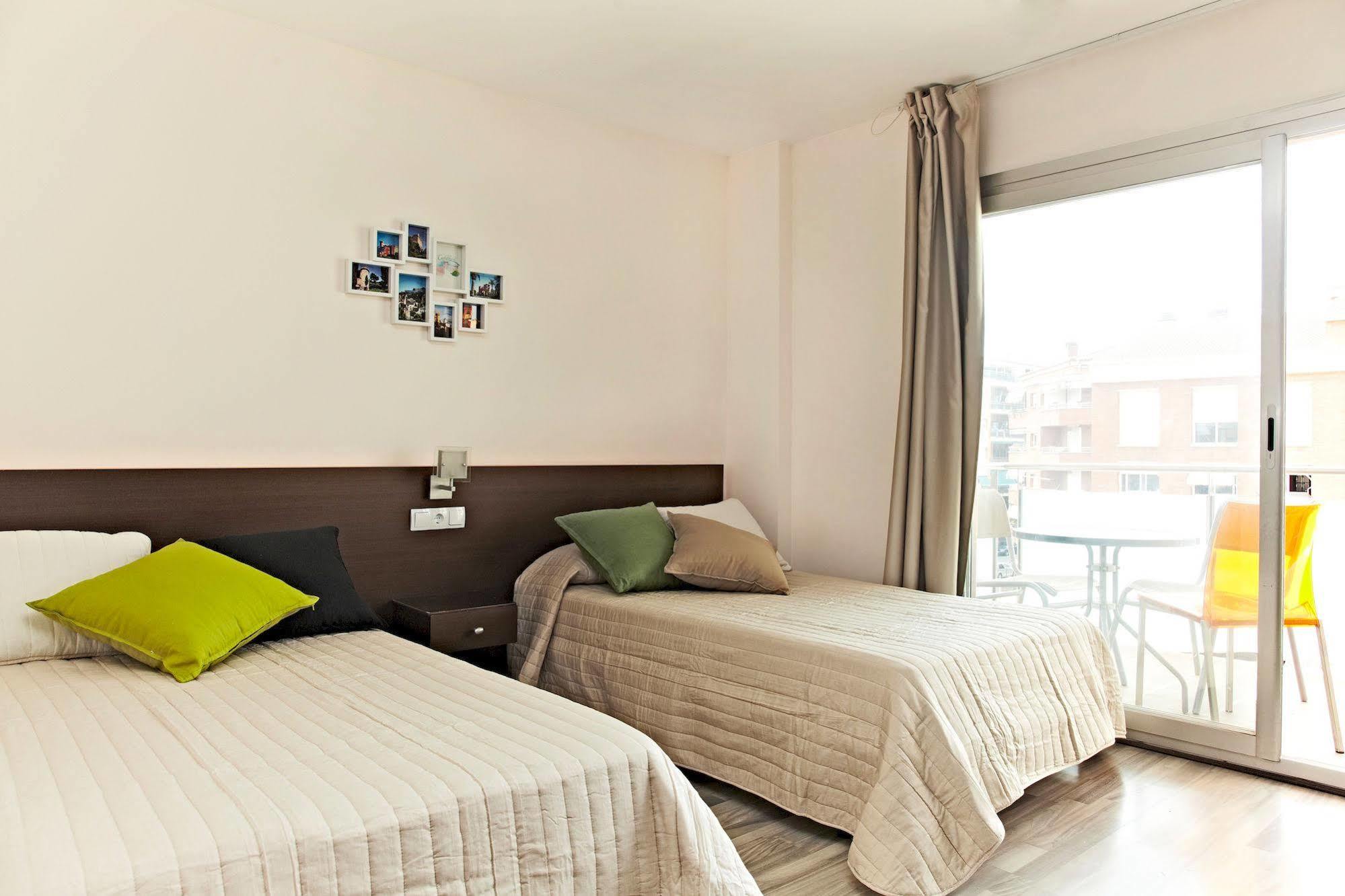 Ginosi Basics Centric Apartel Castelldefels Bagian luar foto
