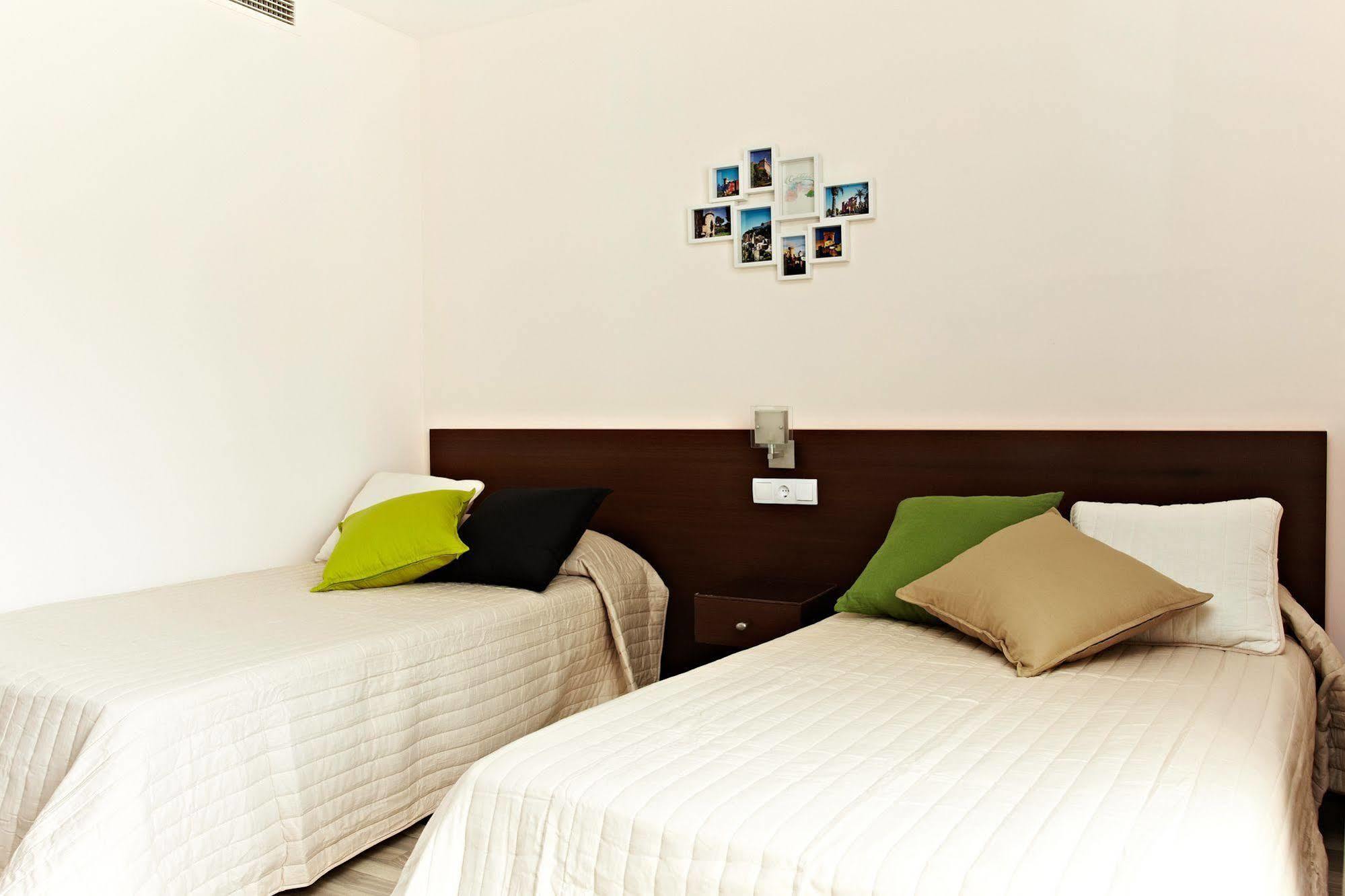 Ginosi Basics Centric Apartel Castelldefels Bagian luar foto