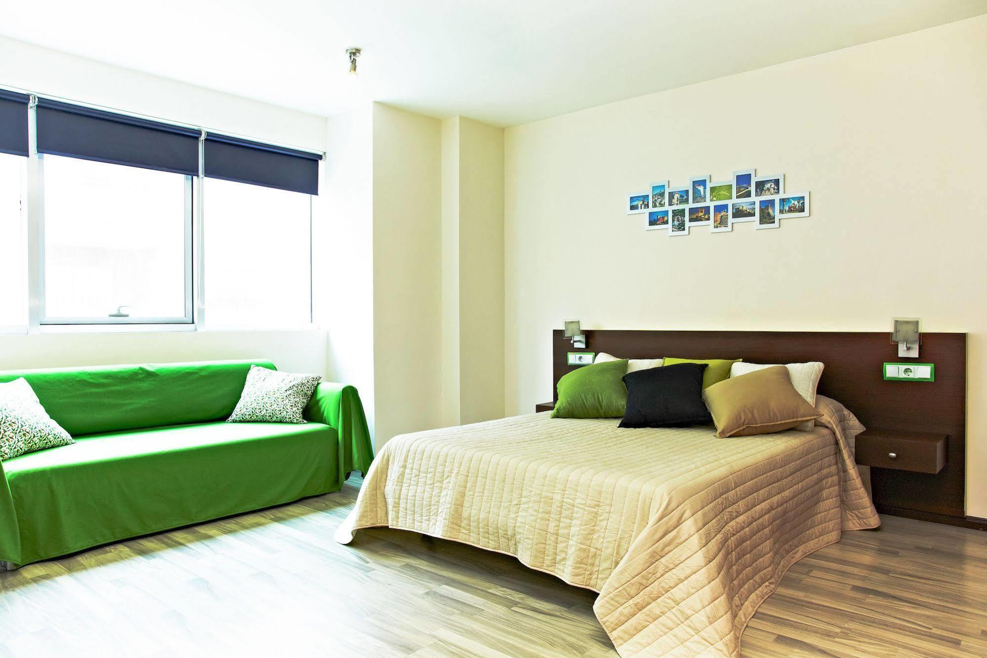 Ginosi Basics Centric Apartel Castelldefels Bagian luar foto