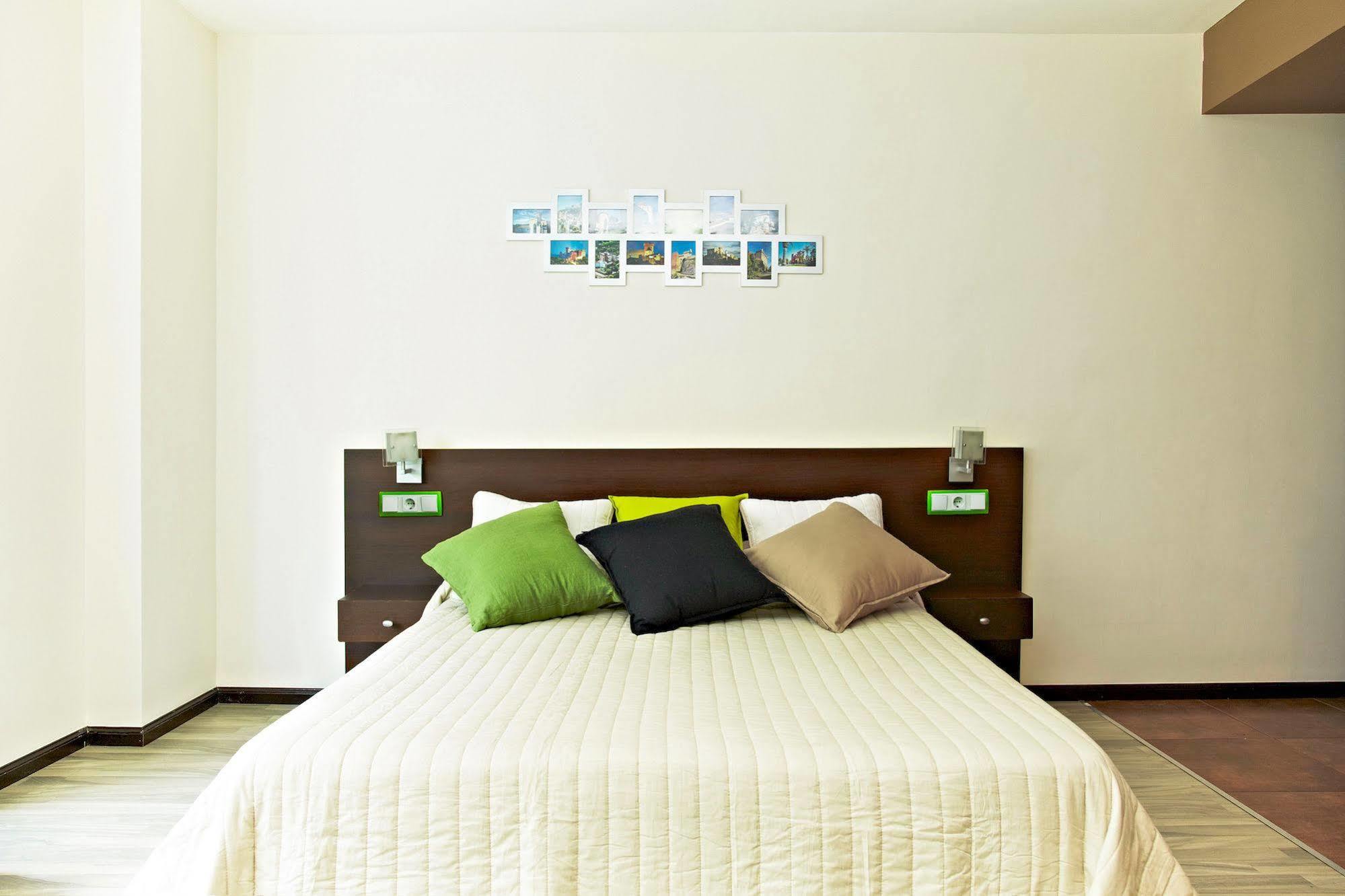 Ginosi Basics Centric Apartel Castelldefels Bagian luar foto