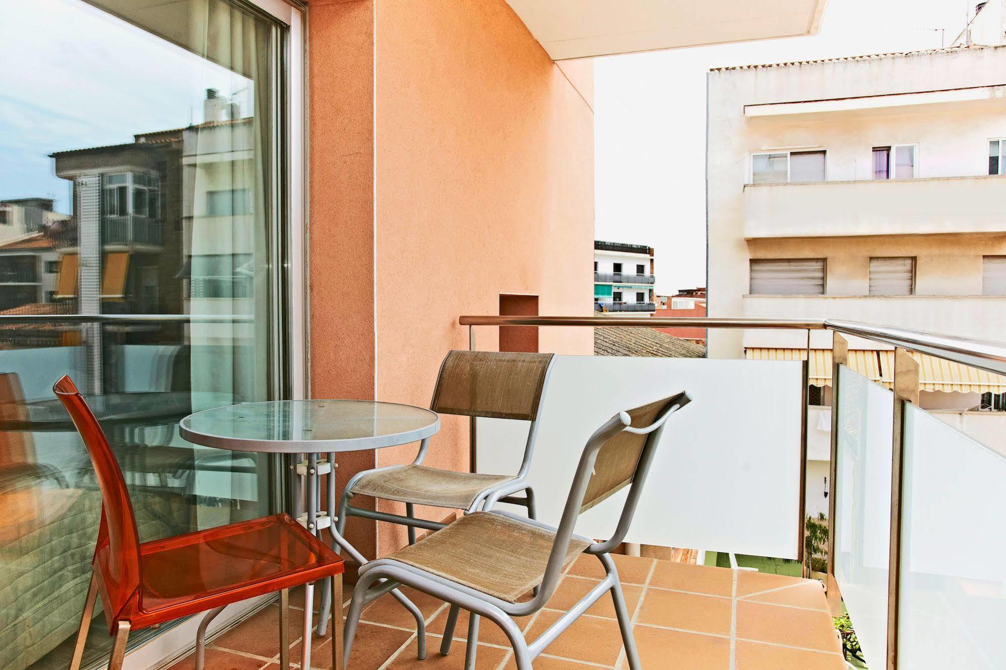 Ginosi Basics Centric Apartel Castelldefels Bagian luar foto